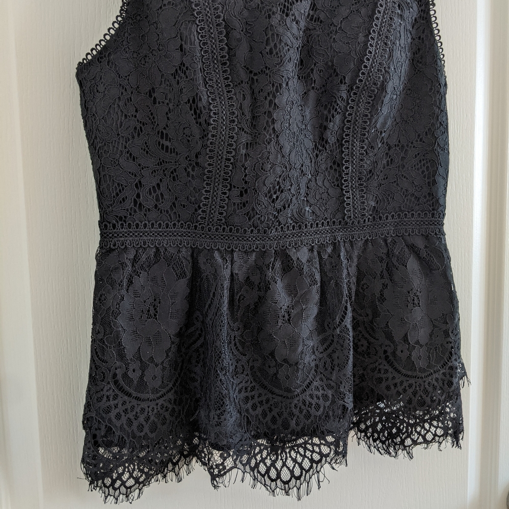 S O L D🏷️White House Black Market black lace sleeveless peplum top (size 2) - Picture 2 of 7